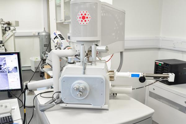 The image shows the FEI Quanta 650 Scanning Electron Microscope in the Earth Sciences Department Lab E-Beam Suite.