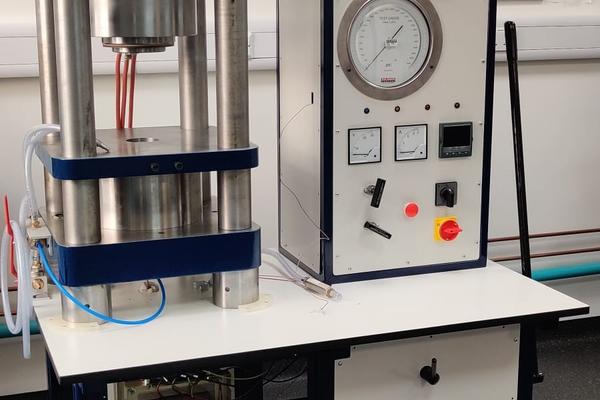 Photograph of a piston cylinder