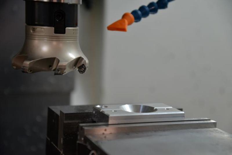 Workshop mill machine preparing to cut metal