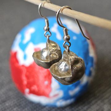 Paula Koelemeijer's "normal mode" earrings