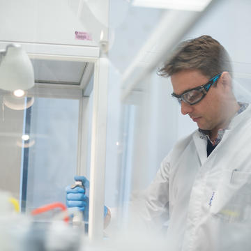 Phil Holdship at the Fumehood Phil Holdship at the Fumehood